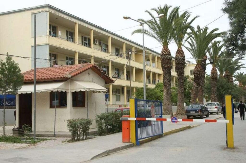 Ηράκλειο: Διασωληνωμένη η γυναίκα που έστρεψε το όπλο πάνω της και αυτοπυροβολήθηκε – Τι λέει 