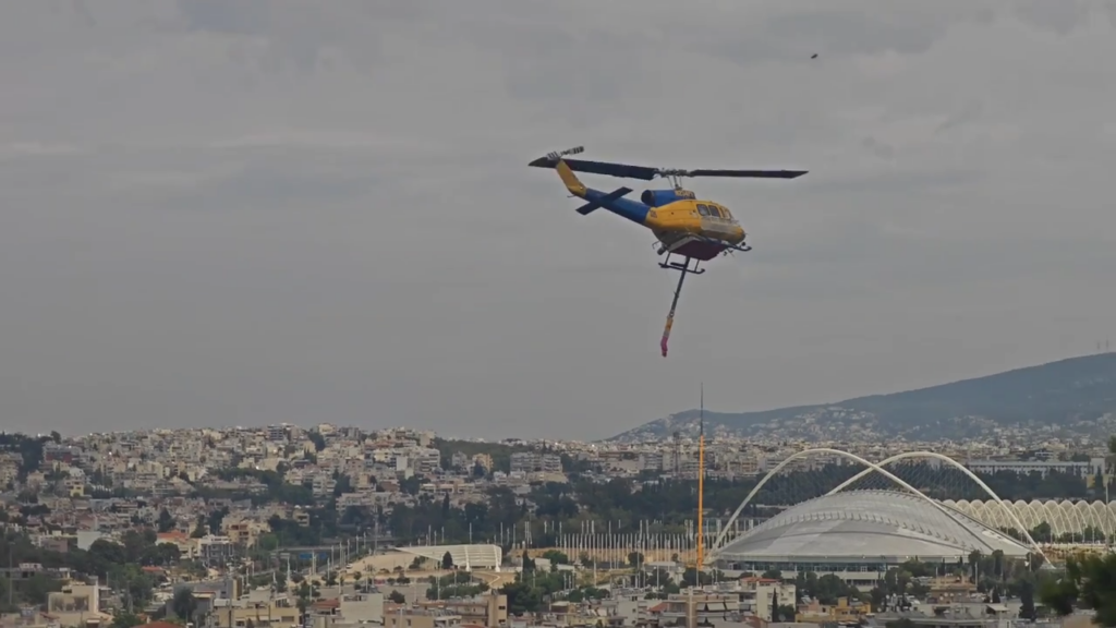 Μεγάλη κινητοποίηση για τη φωτιά στο Άλσος Βεΐκου – Υπό έλεγχο η κατάσταση [βίντεο]