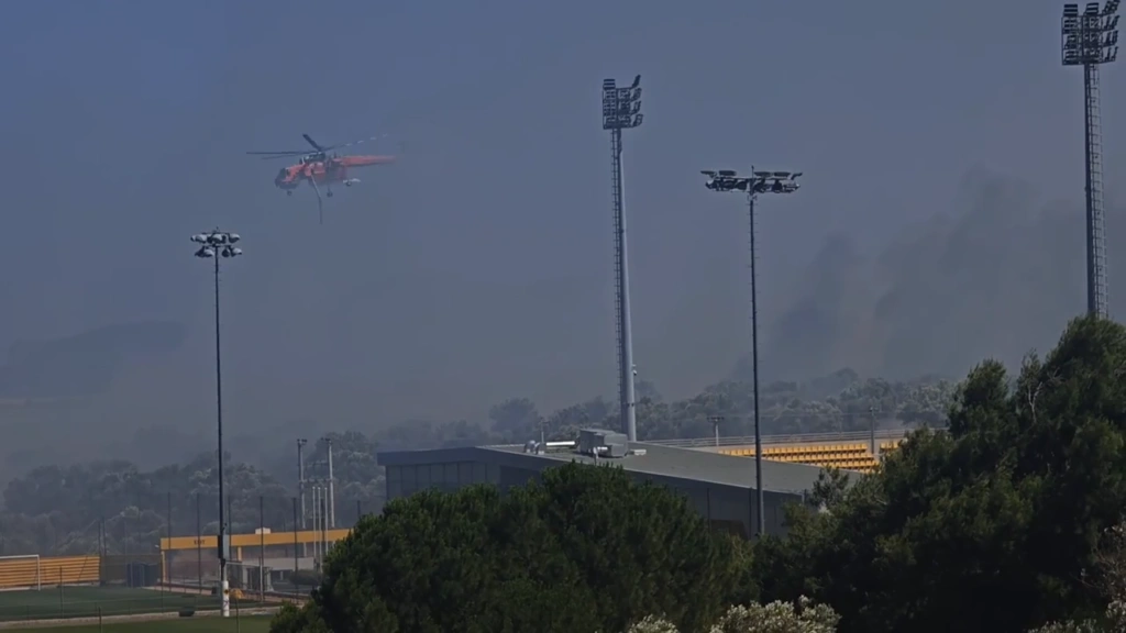 Φωτιά στα Σπάτα: Μεγάλη κινητοποίηση δυνάμεων, ρίψεις από τα εναέρια