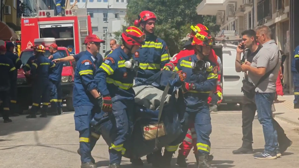 Πετράλωνα: Επιχειρησιακό κέντρο έστησε η Πυροσβεστική στην Αλκμήνης – Έρευνες σε έδαφος και απ