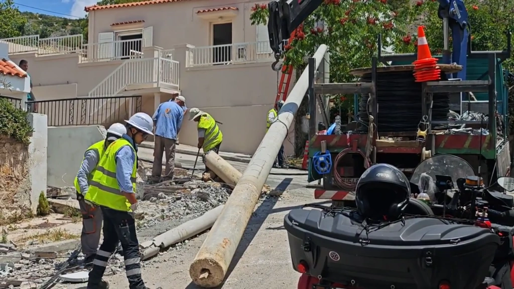 Απίστευτες εικόνες στην Ηλιούπολη: «Από τύχη δεν είχαμε θύματα» – Φορτηγό έπεσε σε κολώνα, κατ
