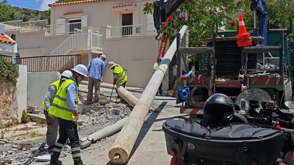 Απίστευτες εικόνες στην Ηλιούπολη: «Από τύχη δεν είχαμε θύματα» – Φορτηγό έπεσε σε κολώνα, καταπλάκωσε τέσσερα ΙΧ, έσπασε εισόδους
