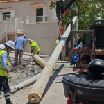 Απίστευτες εικόνες στην Ηλιούπολη: «Από τύχη δεν είχαμε θύματα» – Φορτηγό έπεσε σε κολώνα, καταπλάκωσε τέσσερα ΙΧ, έσπασε εισόδους