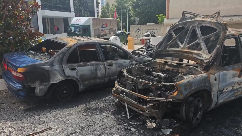 Εμπρηστική επίθεση με τρία καμένα οχήματα στα γραφεία της Περιφέρειας Αττικής στο Μαρούσι