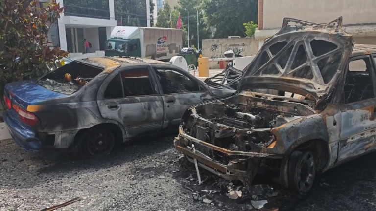 Εμπρηστική επίθεση με τρία καμένα οχήματα στα γραφεία της Περιφέρειας Αττικής στο Μαρούσι