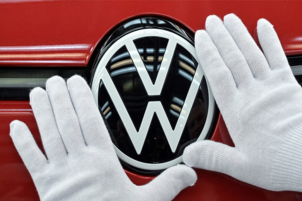 Κατρακυλάει η μετοχή της Volkswagen – Σχέδια για επιπλέον περικοπές θέσεων εργασίας και «λουκέ
