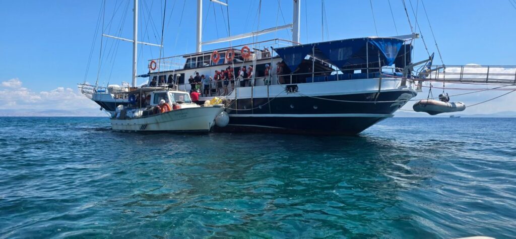 Αίγινα: Προσάραξη τουριστικού σκάφους με 21 επιβαίνοντες [εικόνες]
