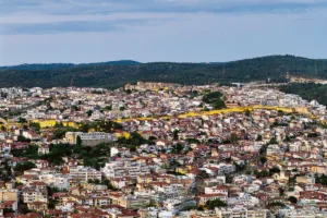 Οικόπεδα: Ευκαιρίες σε Αττική και Θεσσαλονίκη – Πού ανέβηκαν και πού έπεσαν οι τιμές