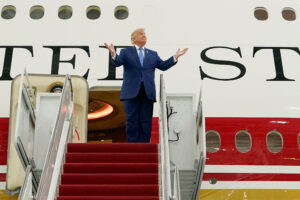 Γιατί ο Τραμπ δεν πέταξε με το νέο Air Force One; - Αναχωρεί από την Τουρκία με το παλιό
