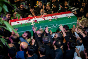 Ιράν: Ξεκίνησε η πομπή για την ταφή του Χαμενεΐ – Το φέρετρο μεταφέρεται στο Ιράκ