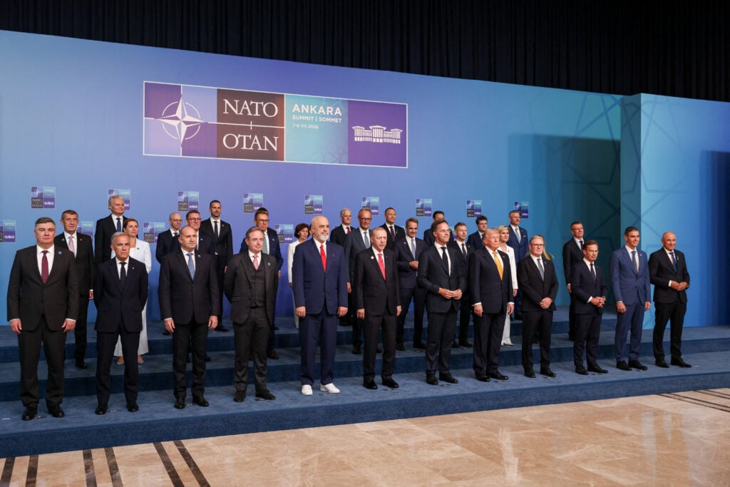 Σύνοδος ΝΑΤΟ: Ισχυρή δέσμευση στη συλλογική άμυνα και συμφωνίες 50 δισ. δολαρίων