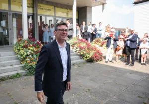 Νέα εποχή στη Βρετανία: Ο Άντι Μπέρναμ στο «τιμόνι» της χώρας – Οι πρώτες προτεραιότητές του