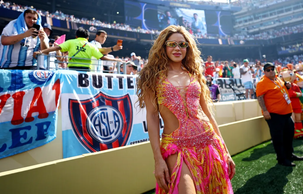 Χαμός με το πρώτο halftime show στην ιστορία του Μουντιάλ: Σακίρα, Μαντόνα, Μπίμπερ και BTS δίχασαν