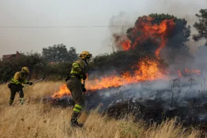 Δραματική η κατάσταση σε Ισπανία και Γαλλία: Πάνω από 200.000 εκτοπισμένοι από τις πυρκαγιές – Ανεξέλεγκτα τα μέτωπα
