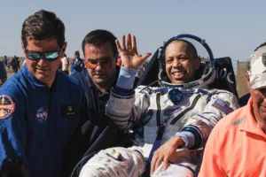 Επέστρεψαν στη Γη μετά από 241 ημέρες στο διάστημα τρεις αστροναύτες του ISS – Η αποστολή που ολοκληρώθηκε με επιτυχία