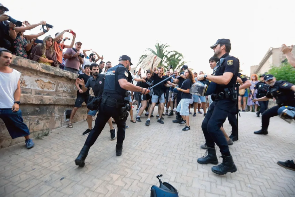 Μαγιόρκα: Ξύλο για τον υπερτουρισμό – Σφοδρές συγκρούσεις μεταξύ διαδηλωτών και Αστυνομίας