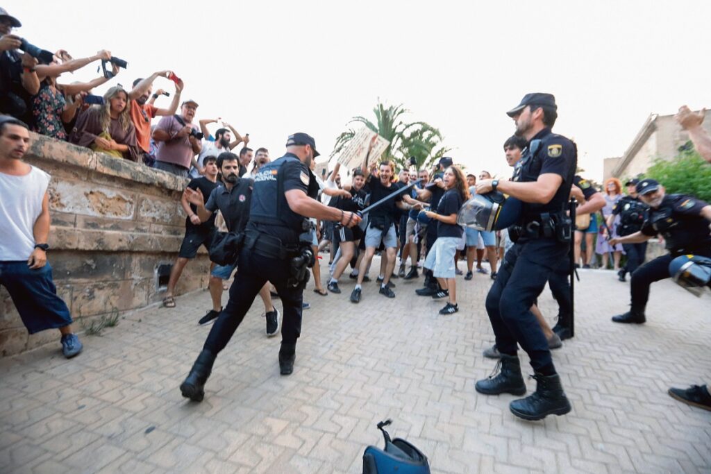 Μαγιόρκα: Ξύλο για τον υπερτουρισμό – Σφοδρές συγκρούσεις μεταξύ διαδηλωτών και Αστυνομίας