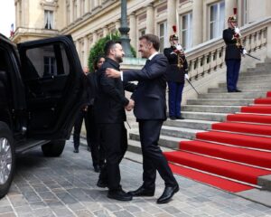 Στο Παρίσι ο Ζελένσκι: Ζητά ισχυρότερη αντιπυραυλική ασπίδα απέναντι στη Ρωσία