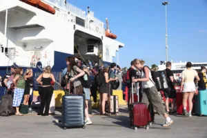 Όπου φύγει-φύγει οι αδειούχοι του Ιουλίου: «Έμφραγμα» στους δρόμους – «Βούλιαξαν» τα λιμάνια