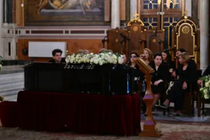Μάρω Κοντού: Έφτασε η σορός της στη Μητρόπολη – Το τελευταίο «αντίο» στην αγαπημένη «Ελενίτσα»