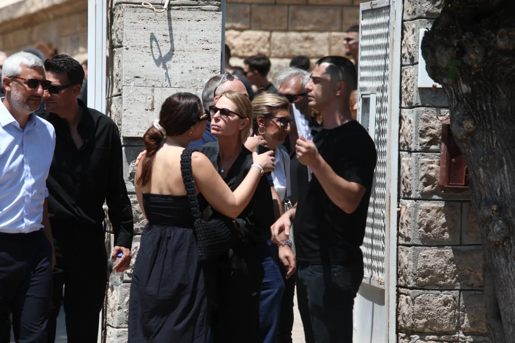 Κηδεία Λορέντζο Καριέρε: Συντετριμμένη η Έλενα Κατραβά