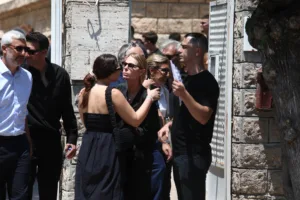 Κηδεία Λορέντζο Καριέρε: Συντετριμμένη η Έλενα Κατραβά