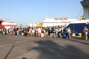 Κορυφώνεται η έξοδος των αδειούχων – Αυξημένη η κίνηση στα λιμάνια της Αττικής