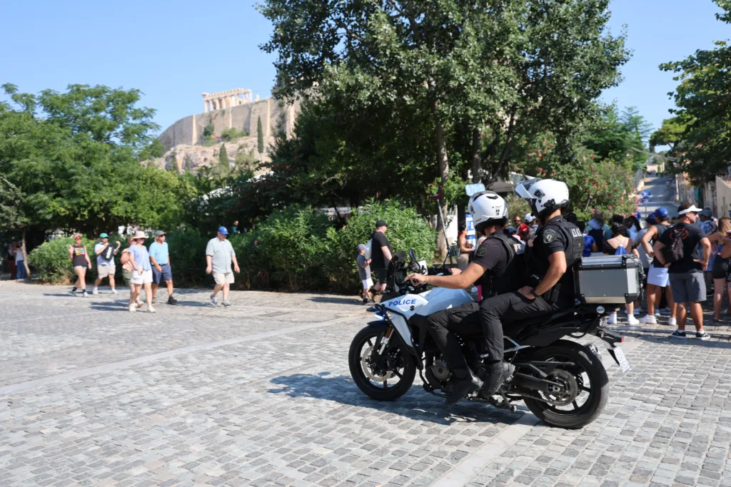 Ακρόπολη: Δίωξη για απόπειρα ανθρωποκτονίας στον 60χρονο που μαχαίρωσε δύο τουρίστες