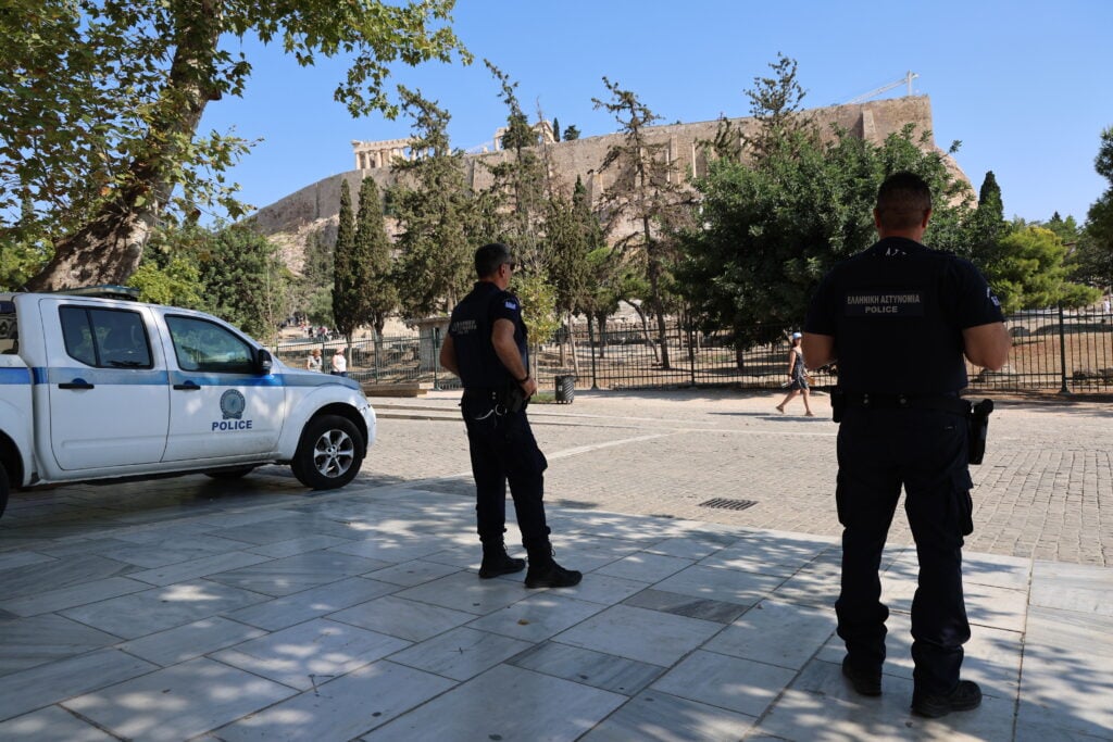 Ακρόπολη: Στον εισαγγελέα ο 60χρονος που μαχαίρωσε ζευγάρι τουριστών – Το βαρύ παρελθόν και η μαρτυρία-σοκ