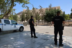 Ακρόπολη: Στον εισαγγελέα ο 60χρονος που μαχαίρωσε ζευγάρι τουριστών – Το βαρύ παρελθόν και η μαρτυρία-σοκ