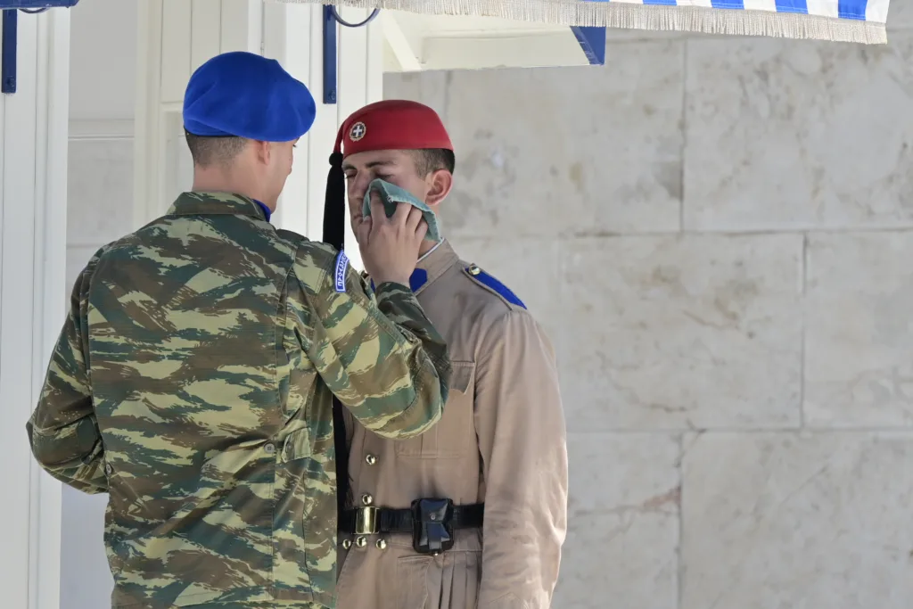 Εύζωνες της Προεδρικής Φρουράς στον Άγνωστο Στρατιώτη σε συνθήκες καύσωνα τον Ιούλιο