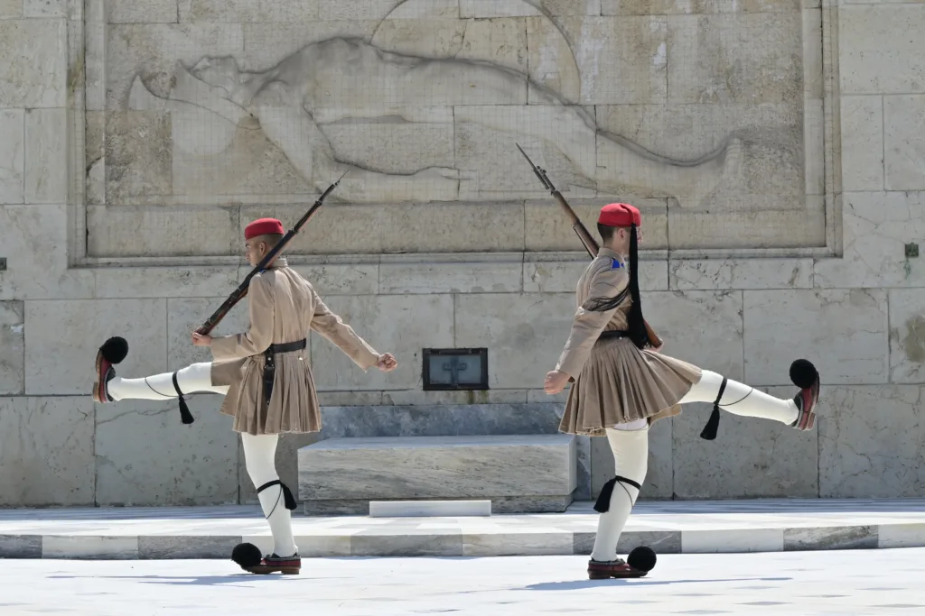 Εύζωνες της Προεδρικής Φρουράς στον Άγνωστο Στρατιώτη σε συνθήκες καύσωνα τον Ιούλιο