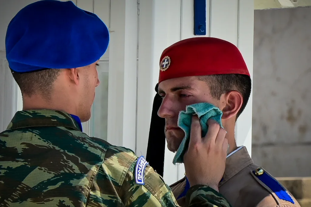 Αγέρωχοι με 43 βαθμούς στο Σύνταγμα: Η εικόνα των Ευζώνων που κάνει τους Έλληνες περήφανους