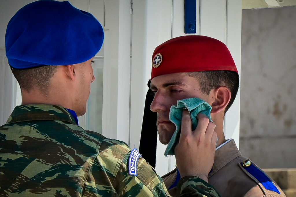 Αγέρωχοι με 43 βαθμούς στο Σύνταγμα: Η εικόνα των Ευζώνων που κάνει τους Έλληνες περήφανους