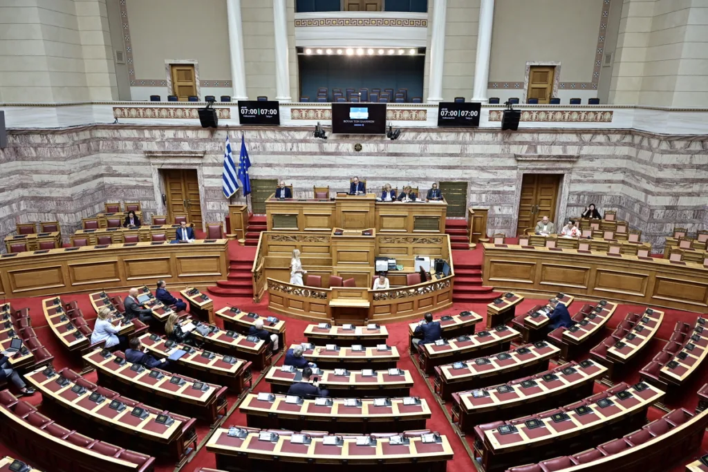 Βουλή: Ενός λεπτού σιγή στη μνήμη των θυμάτων της φονικής πυρκαγιάς στο Μάτι