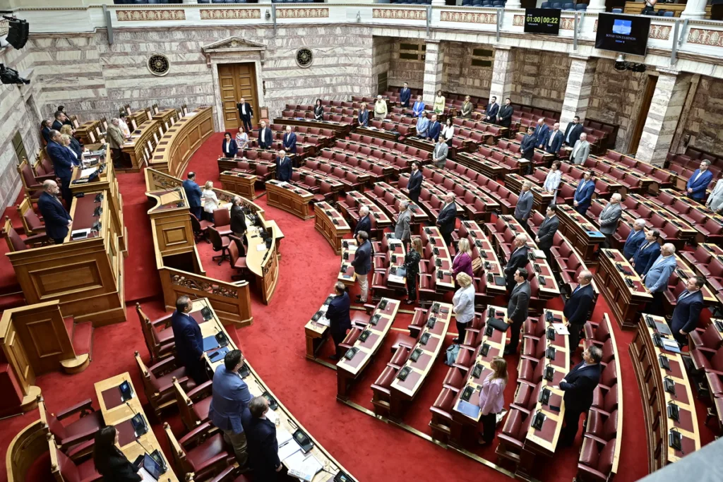 Βουλή: Ενός λεπτού σιγή στη μνήμη των θυμάτων της φονικής πυρκαγιάς στο Μάτι