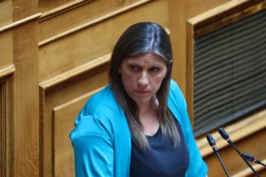 Άγρια σύγκρουση Αραμπατζή – Κωνσταντοπούλου στη Βουλή: «Να κατεβείτε από την έδρα»