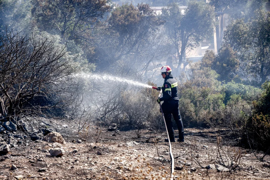 Συναγερμός στο Ρέθυμνο: Νέα φωτιά στον Ασώματο – Μήνυμα 112 και μάχη με τους ανέμους