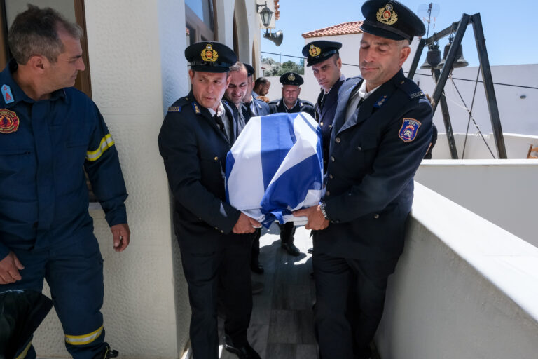 Ρέθυμνο: Ράγισαν καρδιές στην κηδεία του 25χρονου πυροσβέστη Παντελή Διαμαντάκη