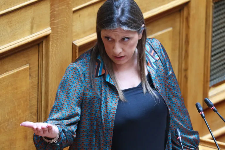 Σκηνές απείρου κάλλους στη Βουλή: Η Ζωή Κωνσταντοπούλου απαίτησε τη σύλληψη δημοσιογράφου