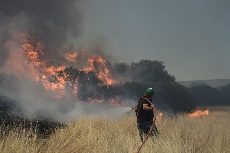 Καιρός: Χαραμάδα αισιοδοξίας από το Meteo – Στα 130 χλμ οι ριπές των ανέμων στην Κάρυστο