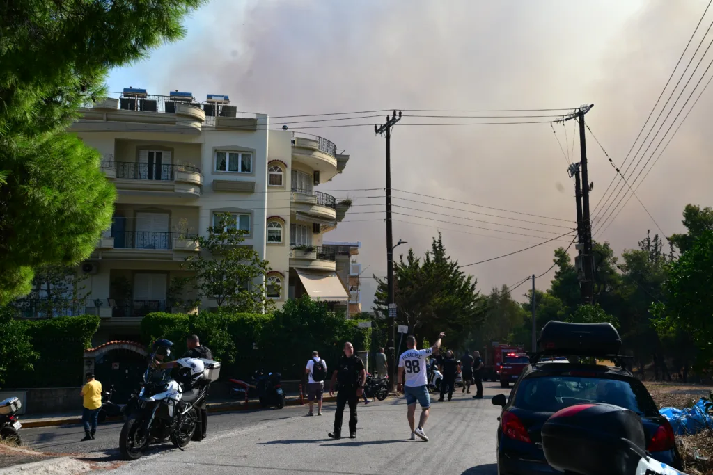 Φωτιά τώρα στο Χαϊδάρι: Μάχη με τις φλόγες – Εκκενώνεται το Δαφνί