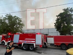 Πάρκο Γουδή: Περιορίστηκε η φωτιά στο παλιό κτίριο Μπάντμιντον - Τι καταγγέλλουν κάτοικοι της περιοχής [εικόνες και βίντεο]