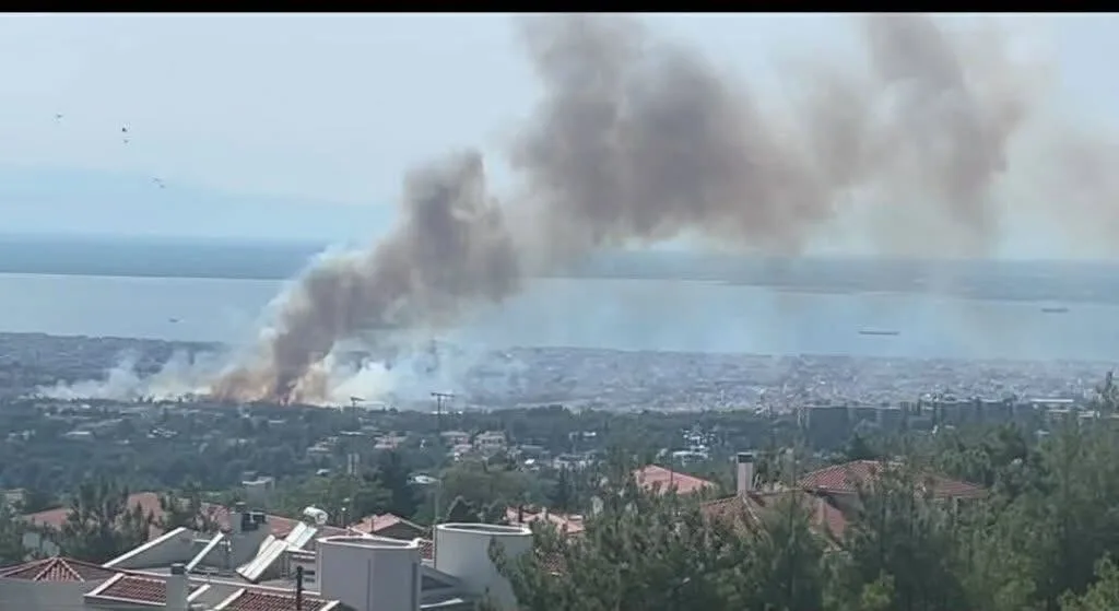 Φωτιά τώρα στη Θεσσαλονίκη – Ενεργοποιήθηκε το 112 για ετοιμότητα των κατοίκων