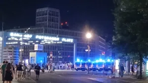 Πανικός στο Βερολίνο: Οδηγός έπεσε με αυτοκίνητο σε πλήθος κατά τη διάρκεια του pride – Οι πρώτες εικόνες και βίντεο