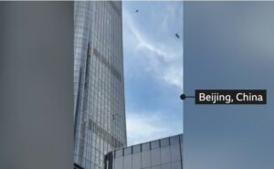 Μυστήριο στην Κίνα: Αεροπλάνο έπεσε στον ψηλότερο πύργο του Πεκίνου - Τι κρύβει η σιωπή της κυβέρνησης