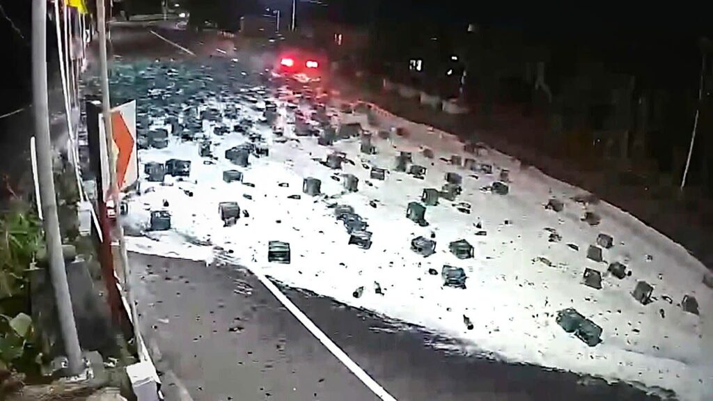Χάος στον δρόμο: Ανατράπηκε φορτηγό με μπύρες – Χιλιάδες κουτάκια «πλημμύρισαν» το Κονέκτικατ