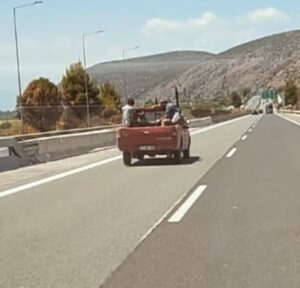 Εθνική Οδός: Αγροτικό βγήκε στην Αθηνών – Λαμίας με επιβάτες στην καρότσα και στην αριστερή λωρίδα [Βίντεο]
