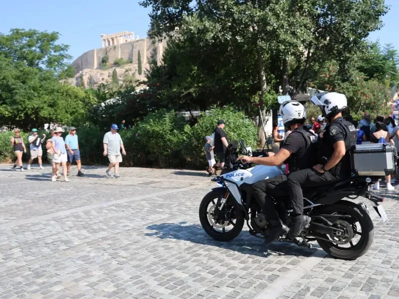 Ακρόπολη: Τι γνωρίζουμε για τον άνδρα επιτέθηκε με μαχαίρι σε δύο τουρίστες – Μεταφέρθηκαν στο
