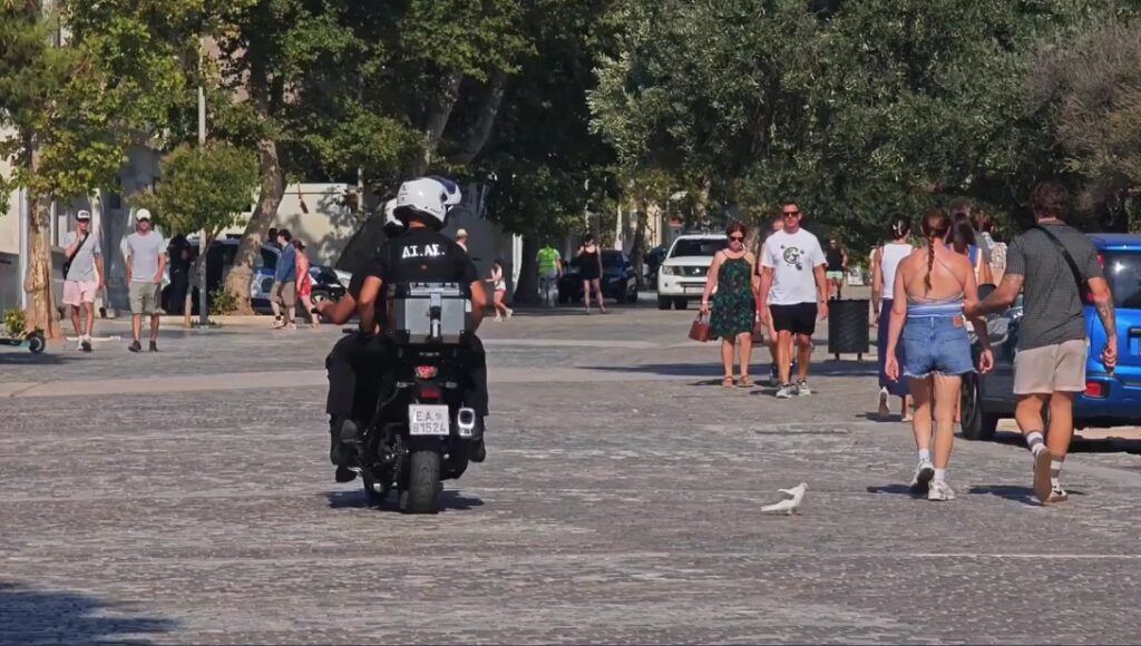 Ακρόπολη: «Πήγε να σφάξει τη γυναίκα, ακούσαμε φωνές, την είδαμε κάτω με αίματα» συγκλονίζει μάρτυρας για την επίθεση